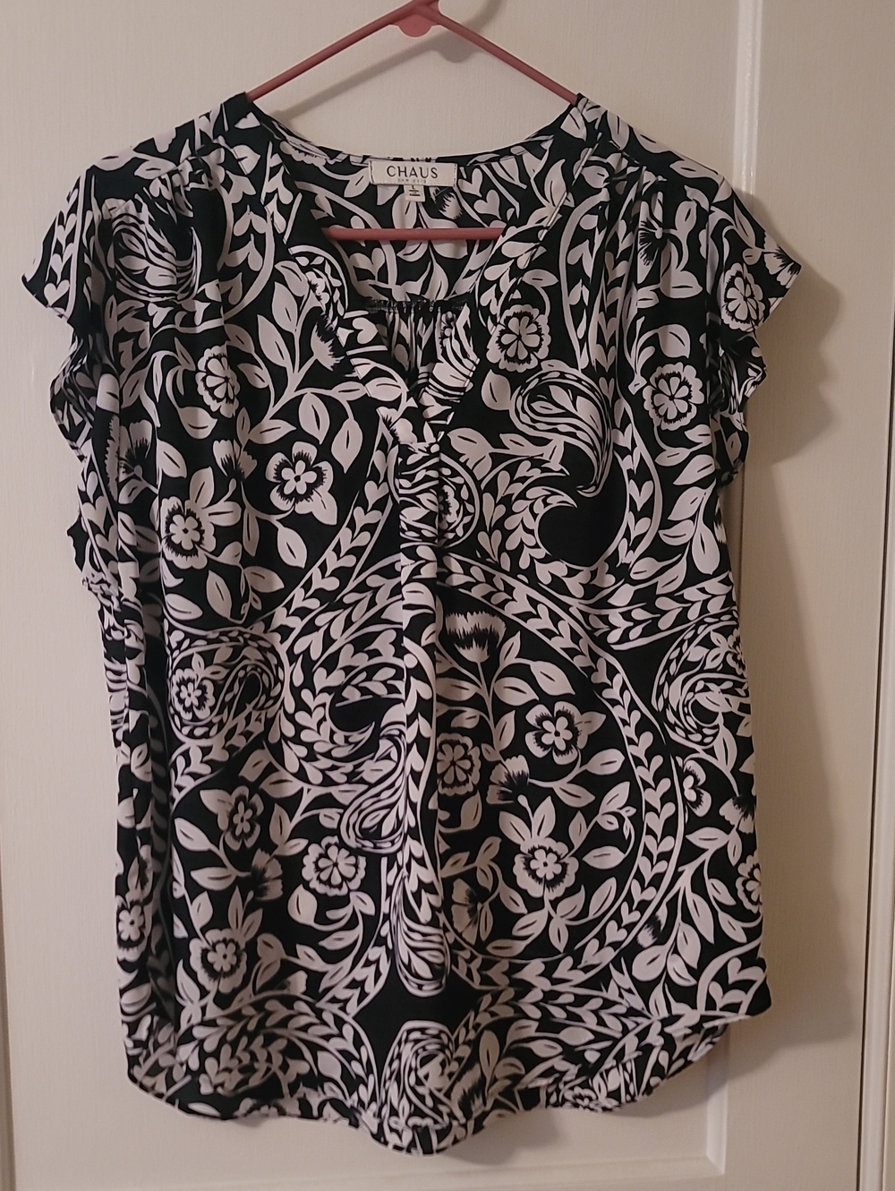 3/$20 NWT Chaus Black & White Floral V-Neck Blouse